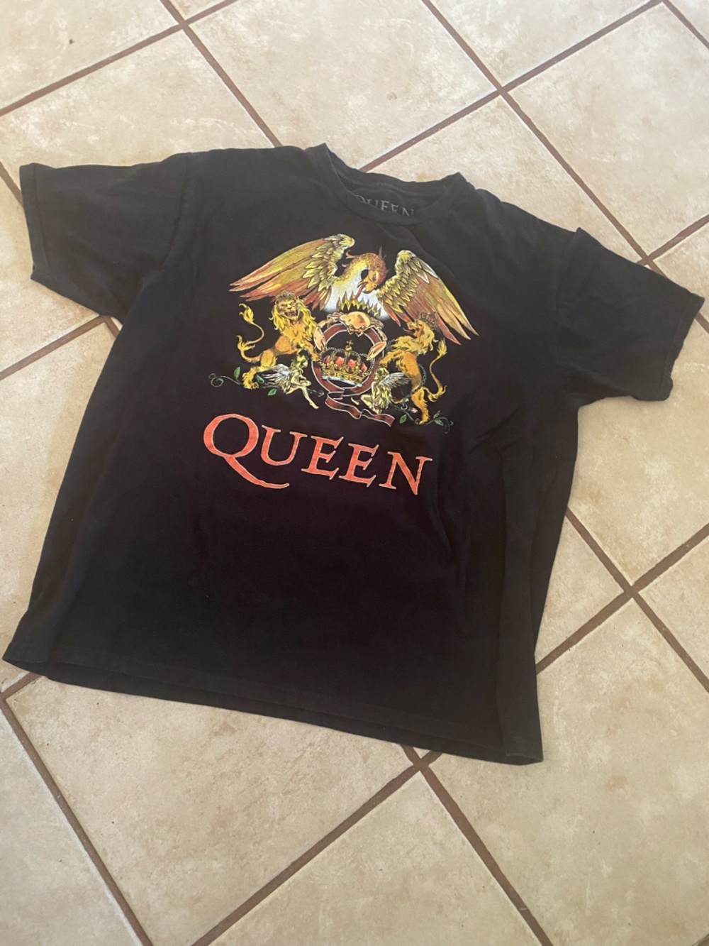 (A271)Vintage Queen Black Short Sleeve Band Tee with Multicolor Crest XL